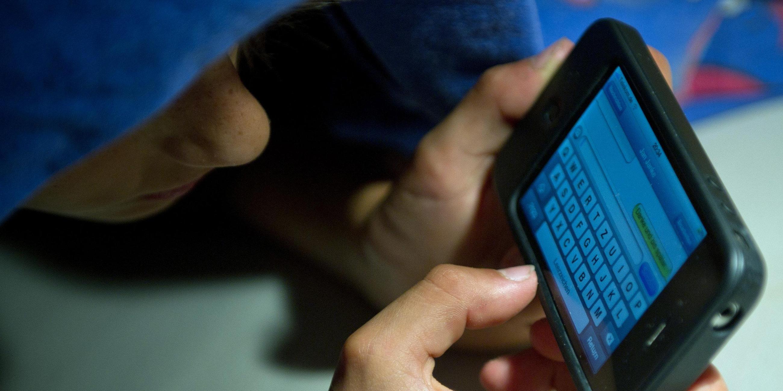 Smartphone im Bett