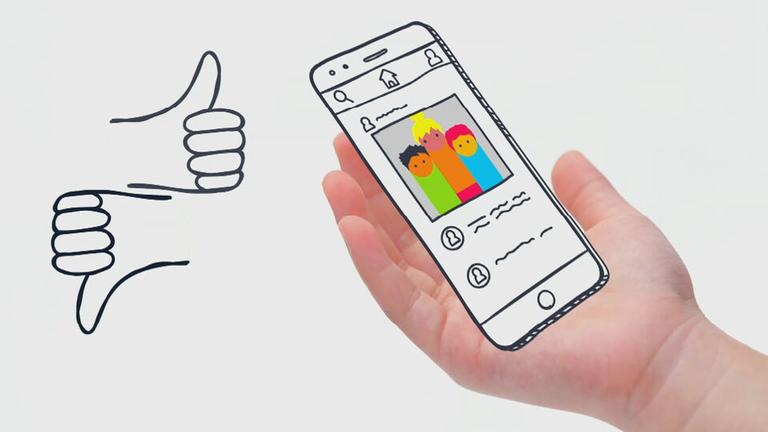 Ein Kind hält ein Smartphone in der Hand. Daneben ein Daumen hoch - Daumen runter Symbol
