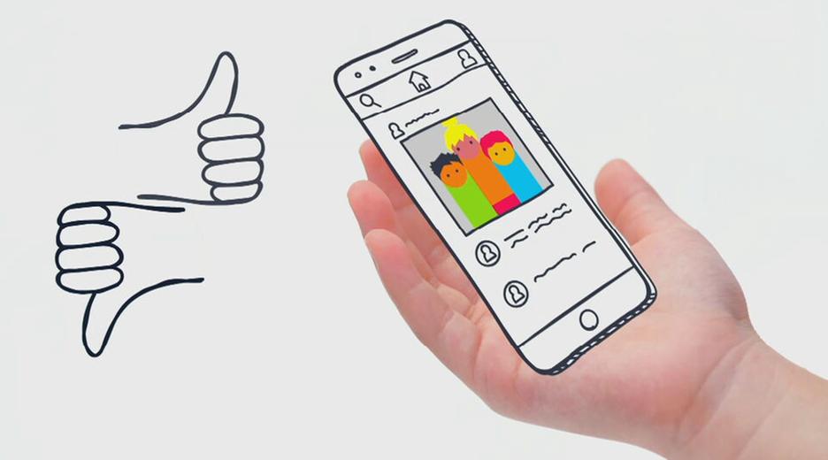 Ein Kind hält ein Smartphone in der Hand. Daneben ein Daumen hoch - Daumen runter Symbol