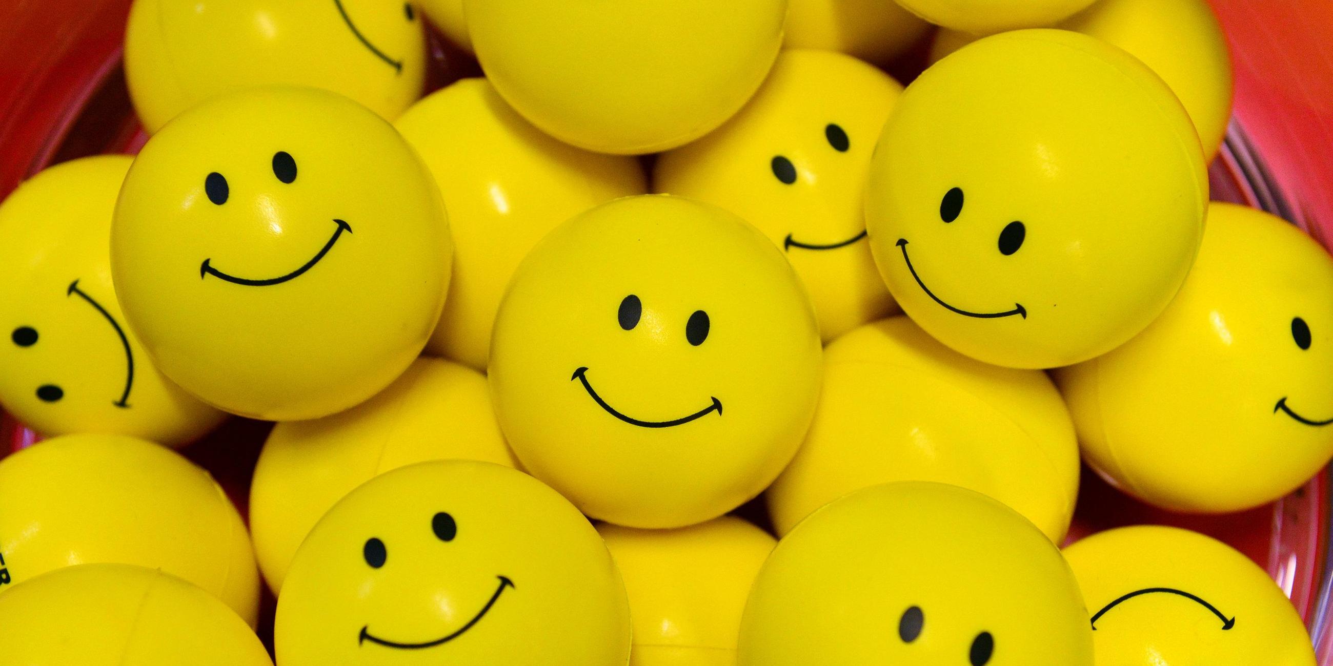 Gelbe, lachende Smiley-Gesichter