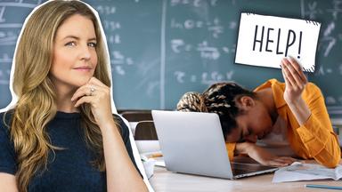 Jugendliche liegt müde über den Laptop gebeugt und hält ein Schild mit der Aufschrift "Help!" hoch, daneben logo!-Moderatorin Jennie
