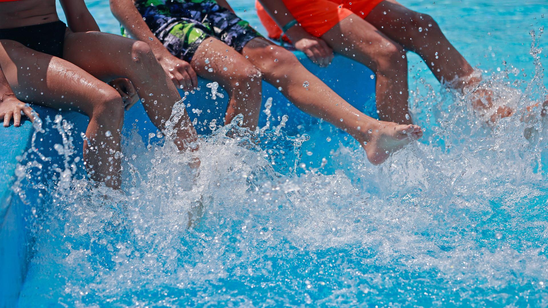 Kinder im Schwimmbad im Sommer