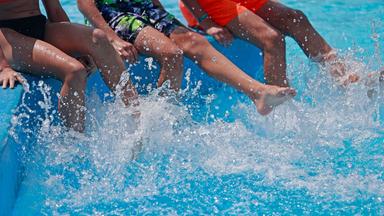 Kinder im Schwimmbad im Sommer