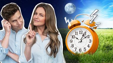 Jennie guckt kritisch, daneben ein Wecker mit Blitz-Symbolen