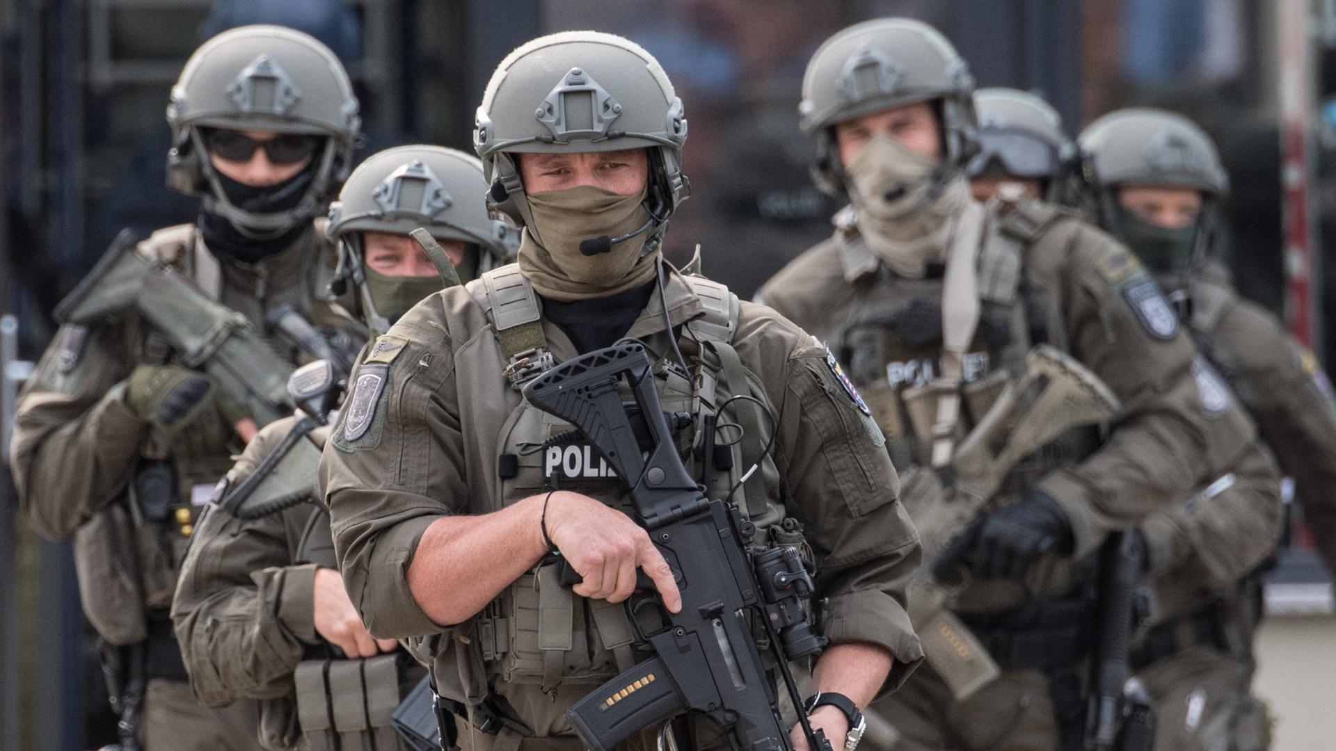 Vermummte Beamte des Spezialeinsatzkommando