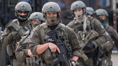 Vermummte Beamte des Spezialeinsatzkommando