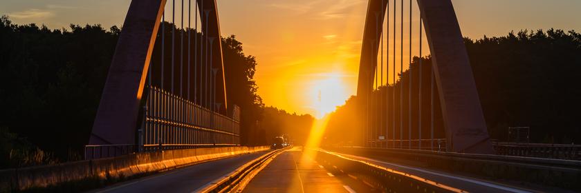 Sonnenaufgang über einer Straße in Brandenburg. 