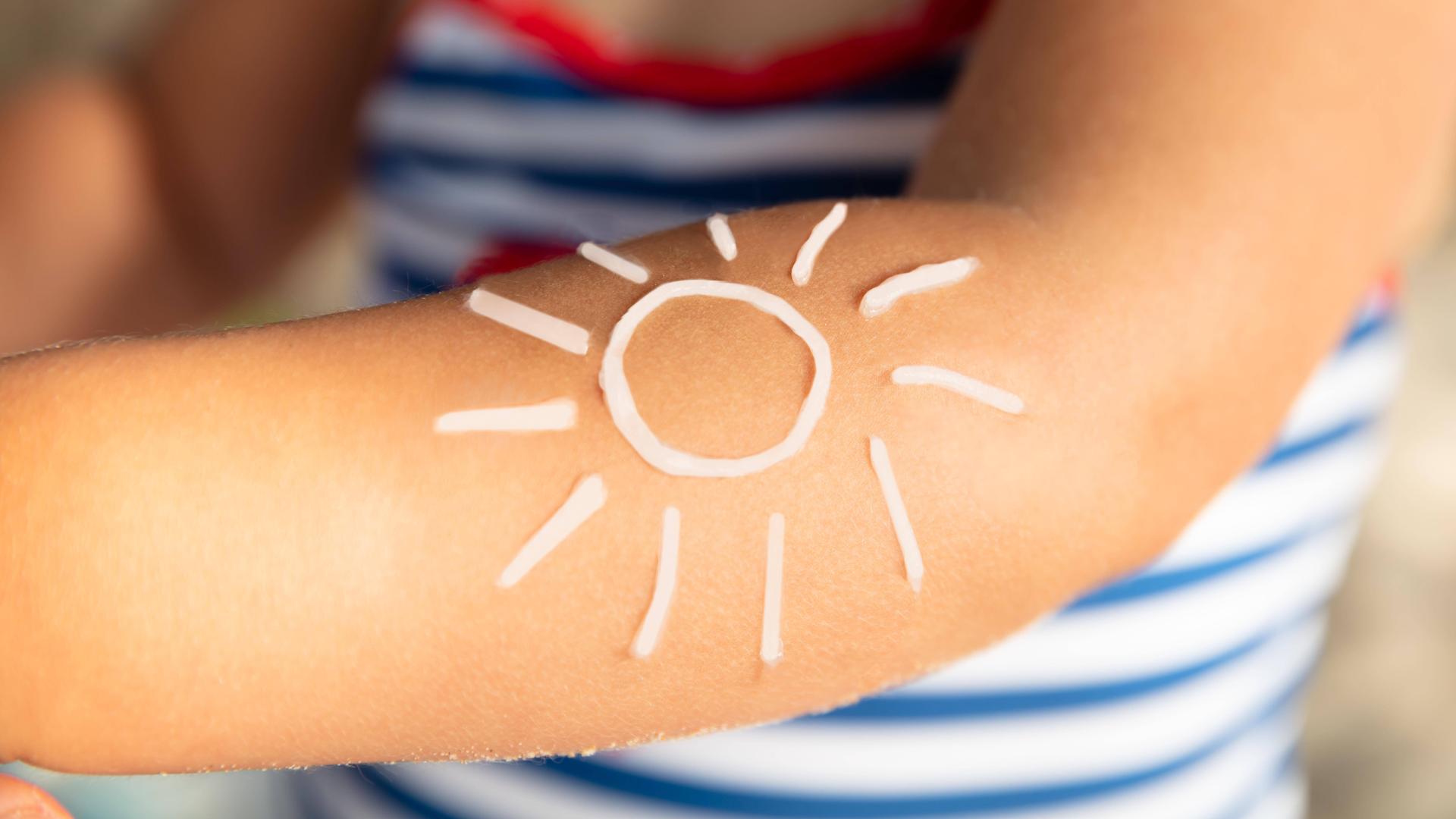 Sonnencreme auf Arm