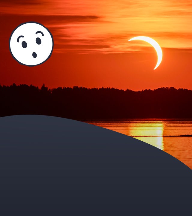 Staunender Emoji im Vordergrund auf grauem Hügel, durch den Mond verdeckte Sonne im Hintergrund