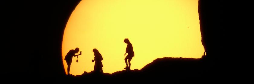 Menschen stehen vor der untergehenden Sonne in Arizona