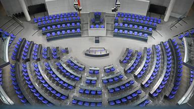 Das leere Plenum des Bundestags zeigt seine vielen blauen Sitze.