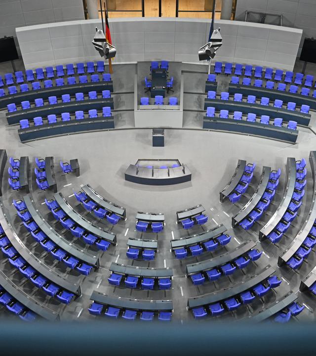 Das leere Plenum des Bundestags zeigt seine vielen blauen Sitze.