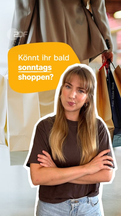 Host Johanna schaut nachdenklich in die Kamera, im Hintergrund Einkaufstüten. 