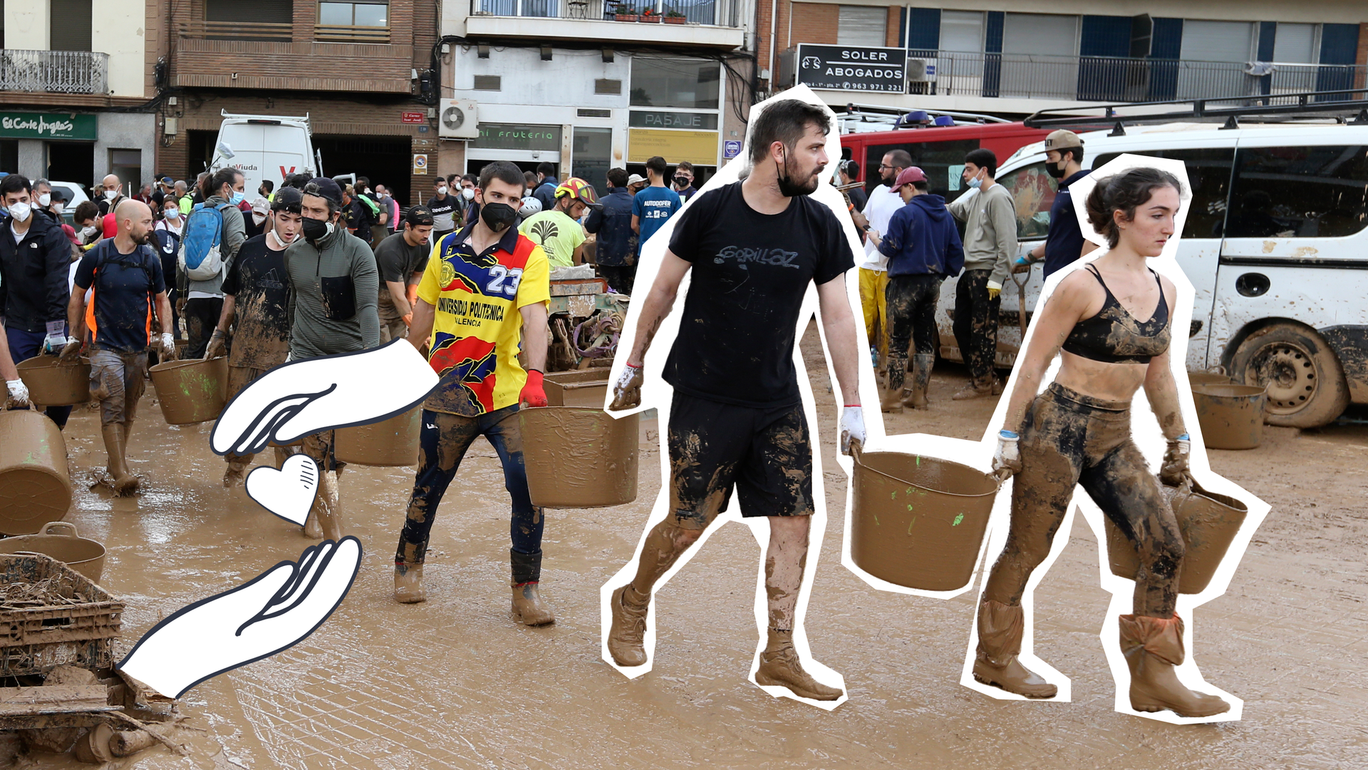 Menschen tragen gemeinsam Eimer voller Schlamm. 