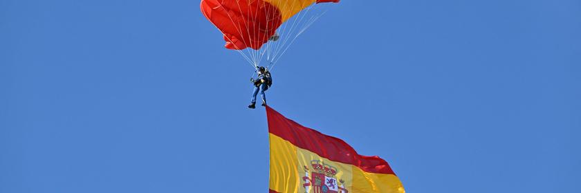 Fallschirmspringer mit spanischer Flagge