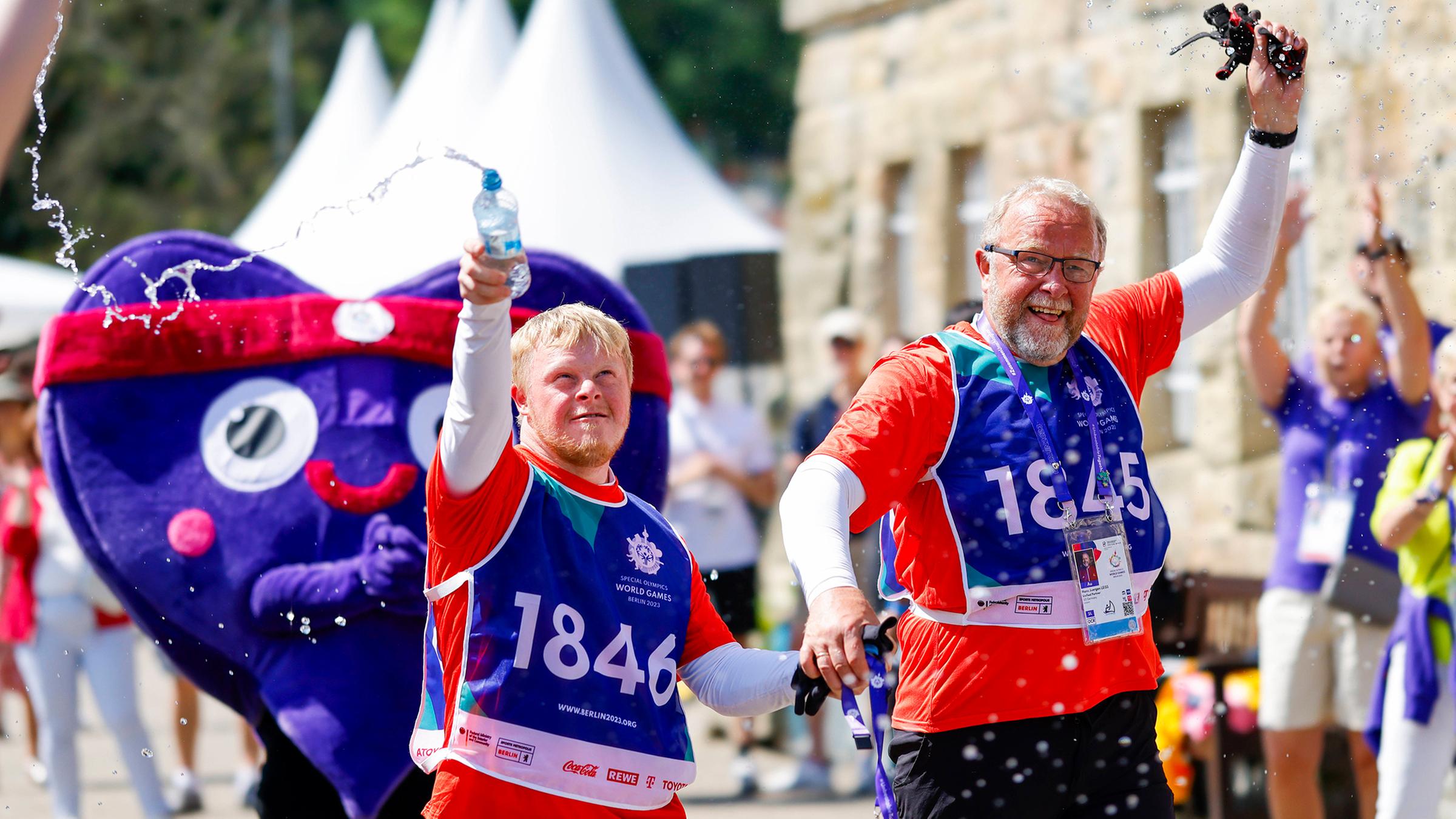 Team Deutschland (Hans Jürgen Leiss und Phil Mattis Leiss) nach dem Rennen im Spalier von Volunteers am 24.06.2023.