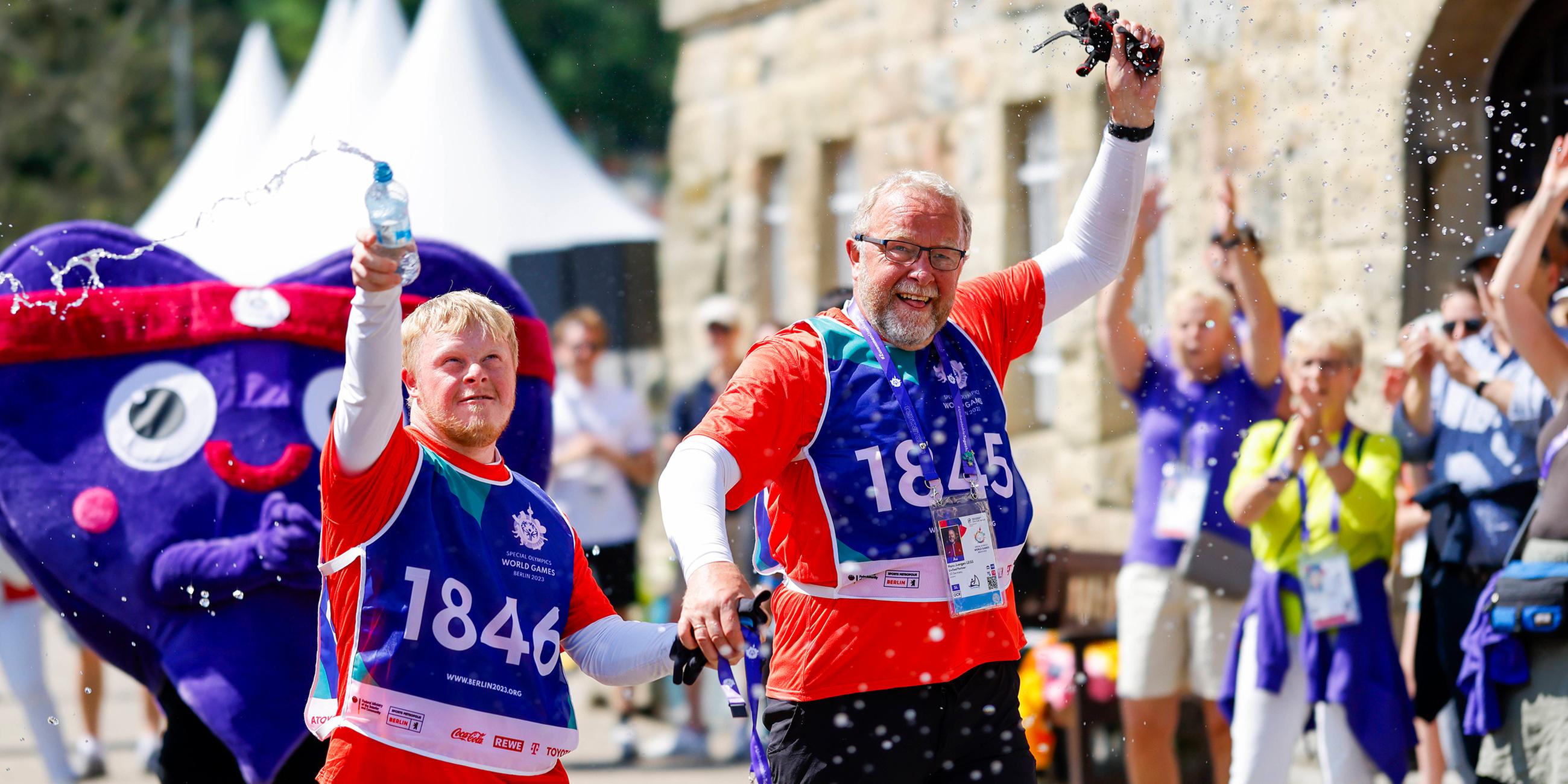 Team Deutschland (Hans Jürgen Leiss und Phil Mattis Leiss) nach dem Rennen im Spalier von Volunteers am 24.06.2023.