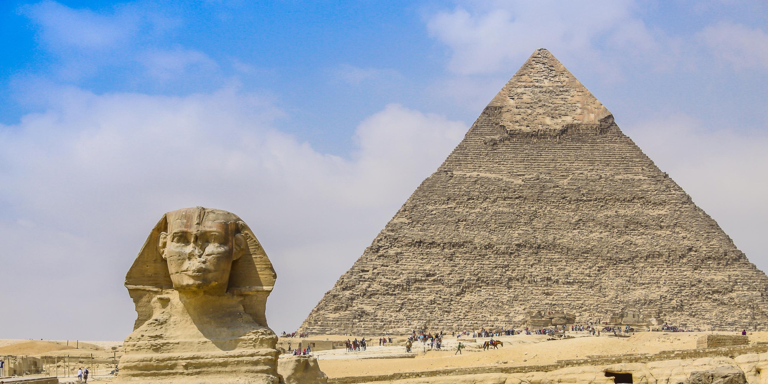 Sphinx vor den Pyramiden in Gise