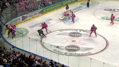 Spielszene Eishockey Berlin Wolfsburg