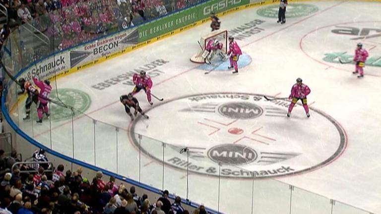 Spielszene Eishockey Berlin Wolfsburg