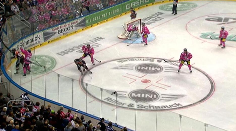 Spielszene Eishockey Berlin Wolfsburg