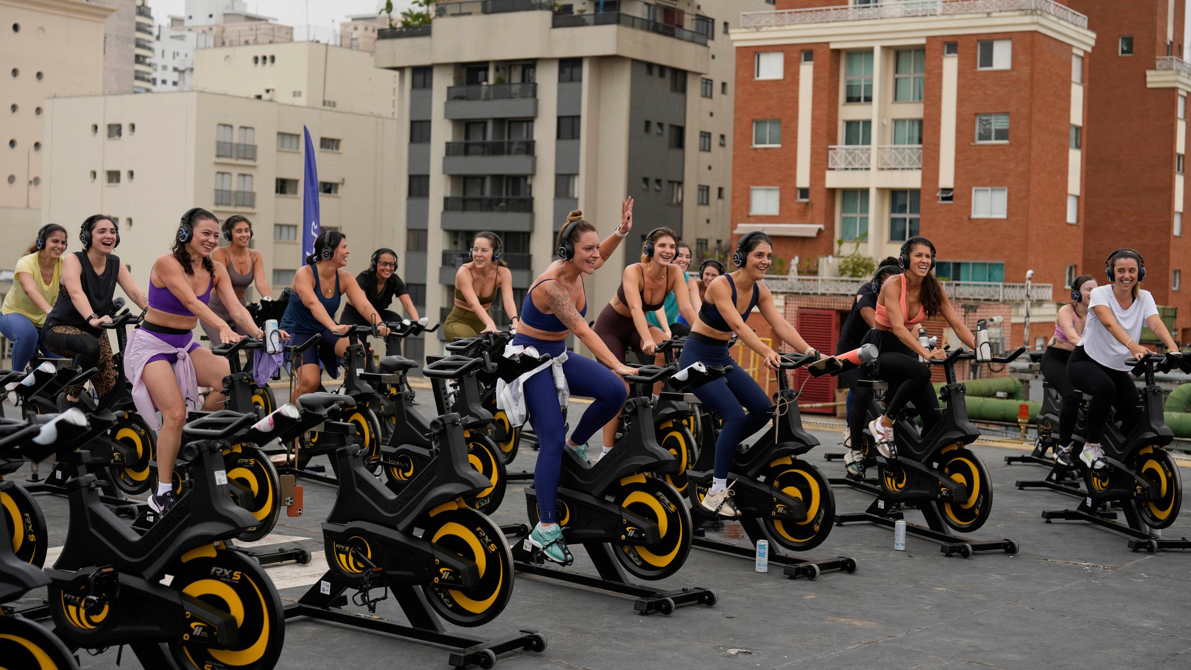 Mehrere Frauen sitzen auf Spinning-Rädern
