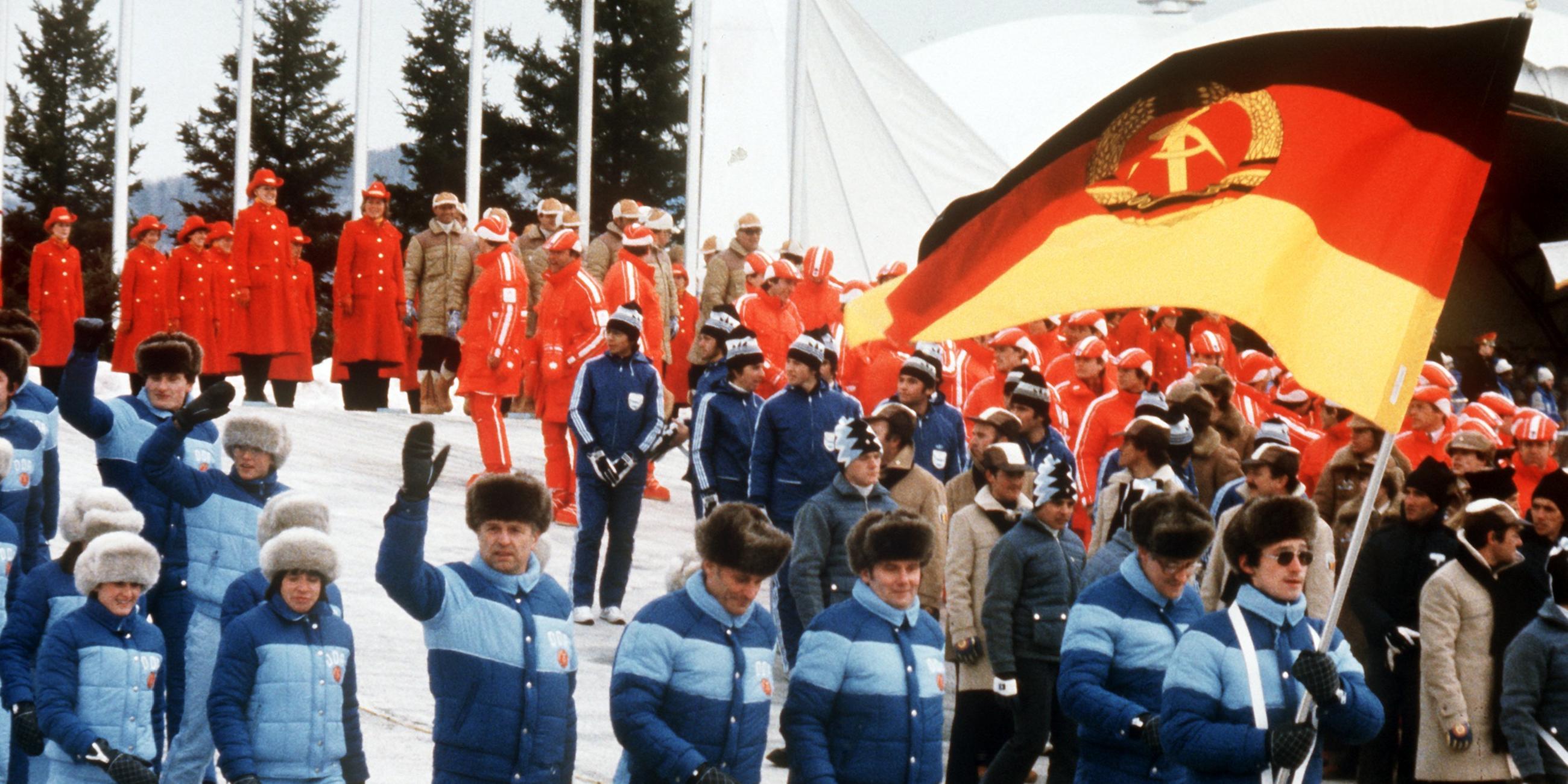Einmarsch der DDR-Mannschaft bei den Olympischen Winterspielen 1980
