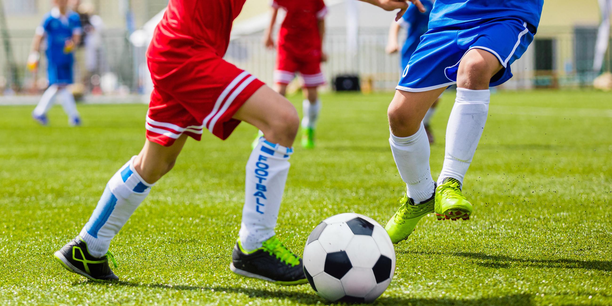 Kinder spielen Fußball