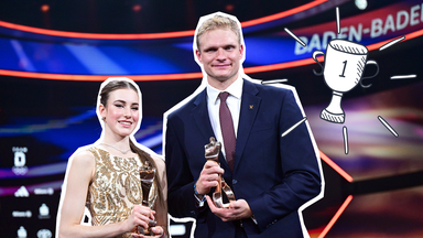Die Sportgymnastin Darja Varfolomeev (l) und der Ruderer Oliver Zeidler halten während der Gala für die Wahl «Sportler des Jahres» im Kurhaus ihre Siegertrophäen in den Händen.