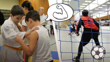 Kinder, die Judo machen und Kinder, die Fußball spielen