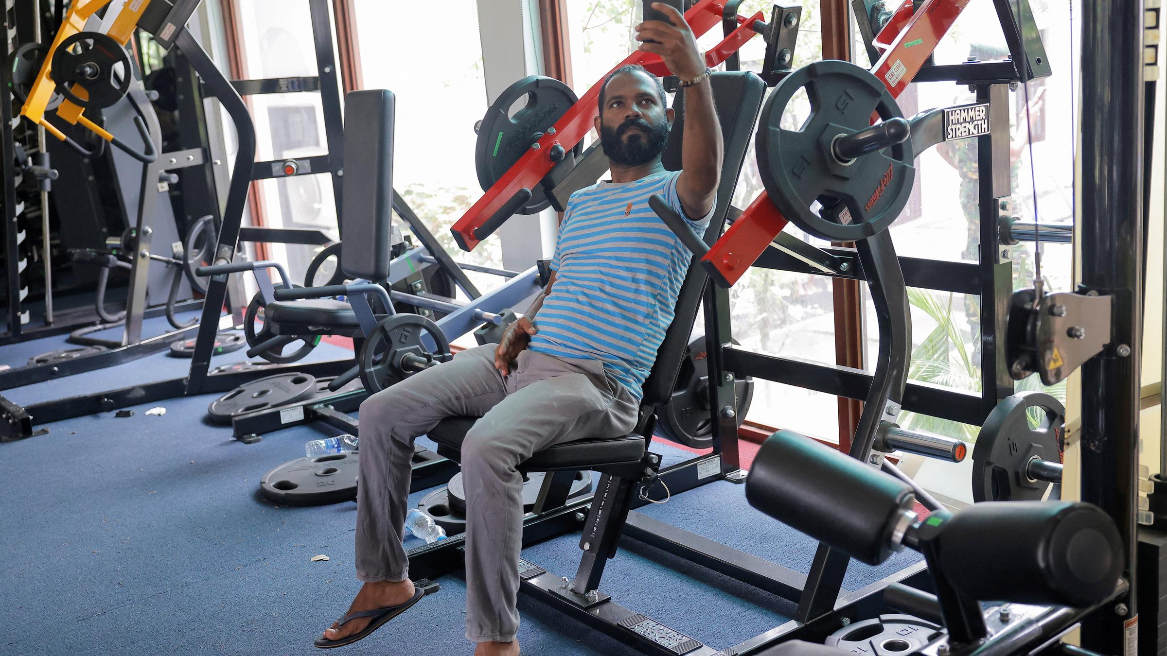 Protestierende auf dem Fitness-Geräten des Präsidenten. 