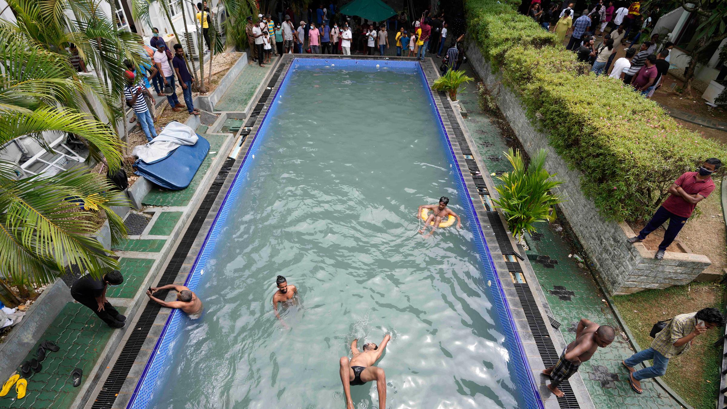 Protestierende schwimmen im Pool des Präsidenten. 