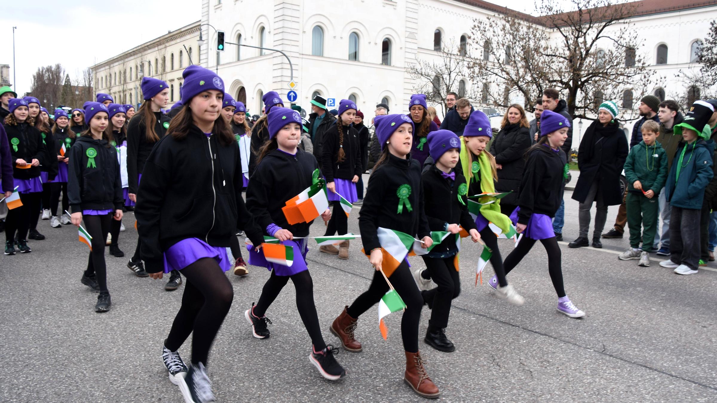 Kinder-Tanzgruppe bei der Parade zum Saint Patrick's Day in München