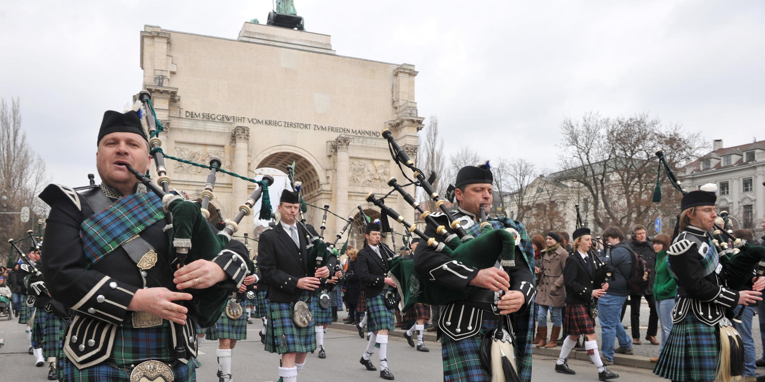 Eine Parade beim St. Patrick's Day zu Ehren des heiligen St. Patrick.