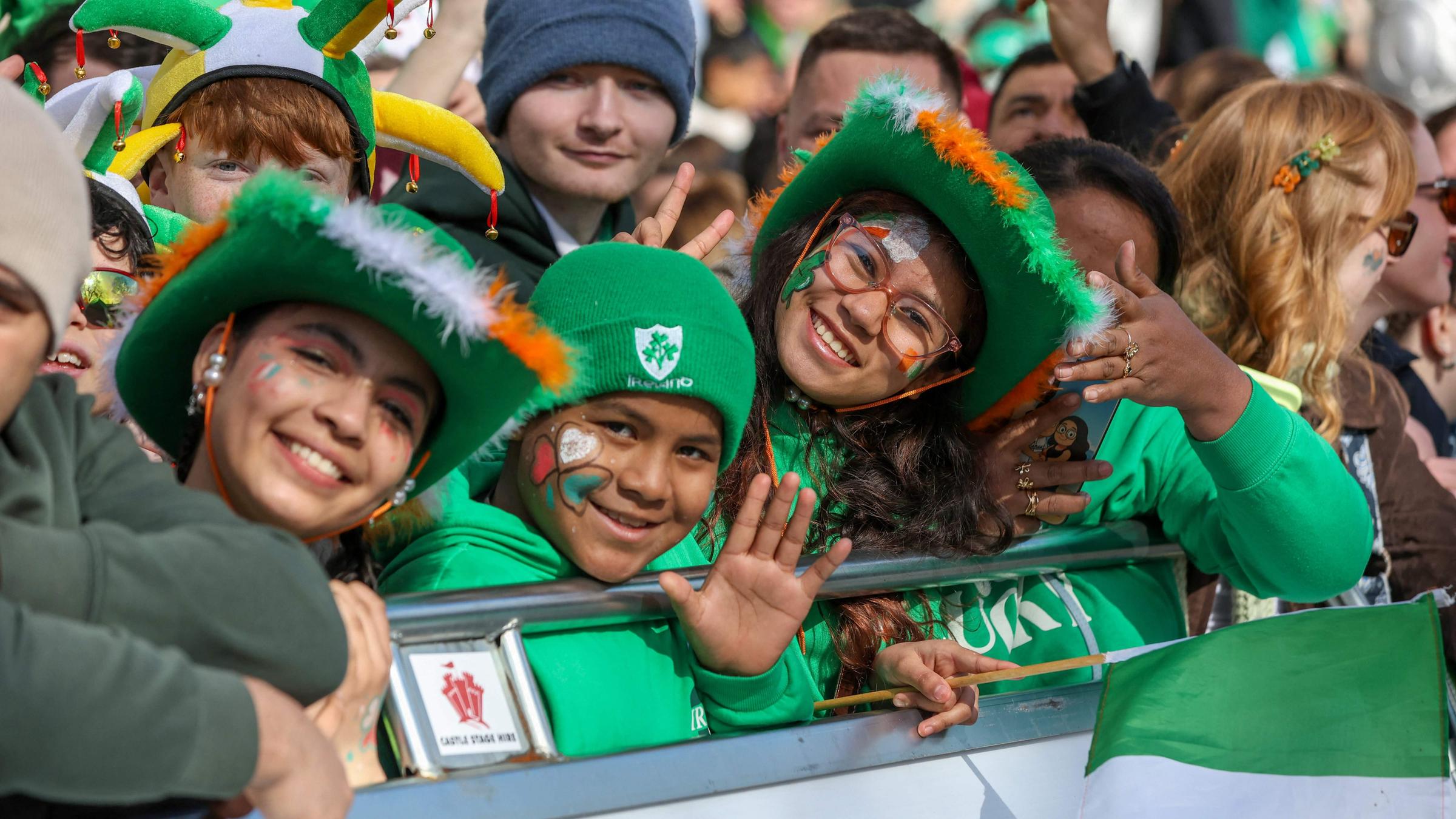 Zuschauende bei der St. Patrick's Day Parade in Dublin