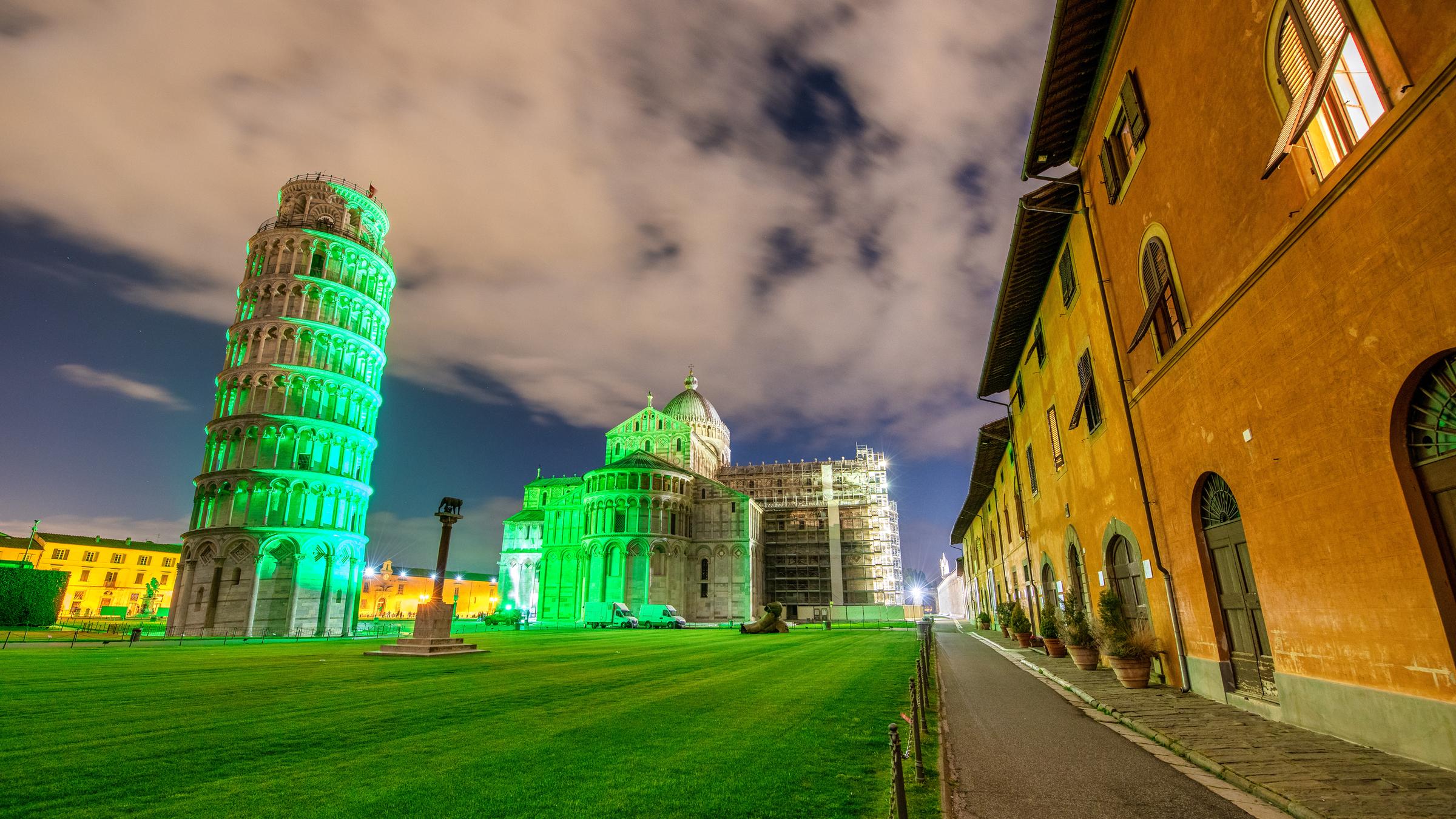 Nachtaufnahme vom grün angeleuchteten Schiefen Turm von Pisa