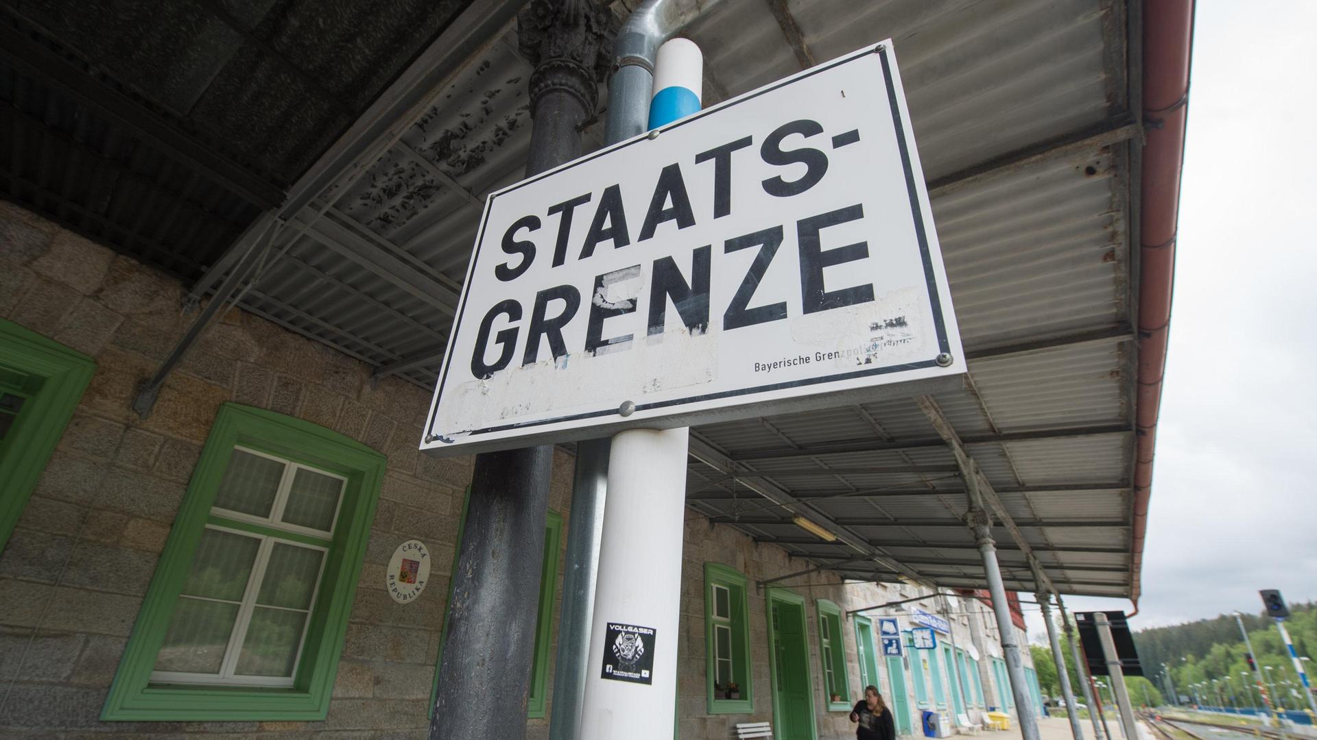 Ein Schild mit der Aufschrift "Staatsgrenze" steht an einem Grenzbahnhof zwischen Deutschland und Tschechien