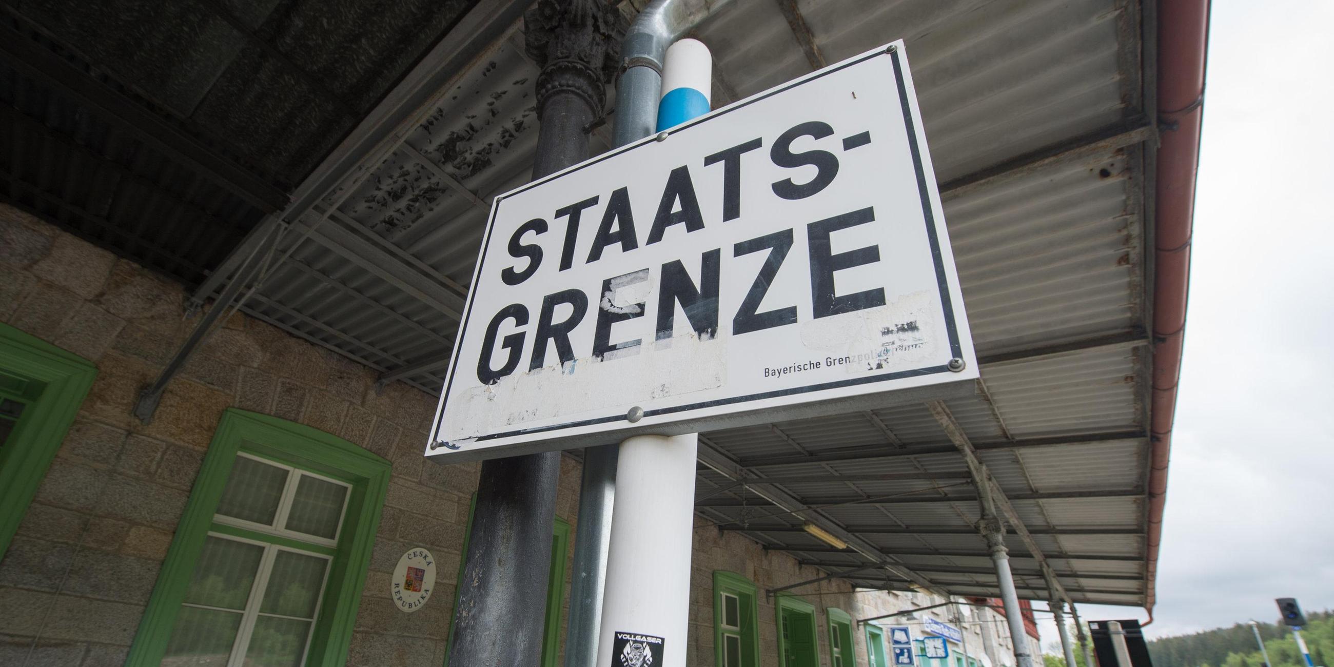 Ein Schild mit der Aufschrift "Staatsgrenze" steht an einem Grenzbahnhof zwischen Deutschland und Tschechien