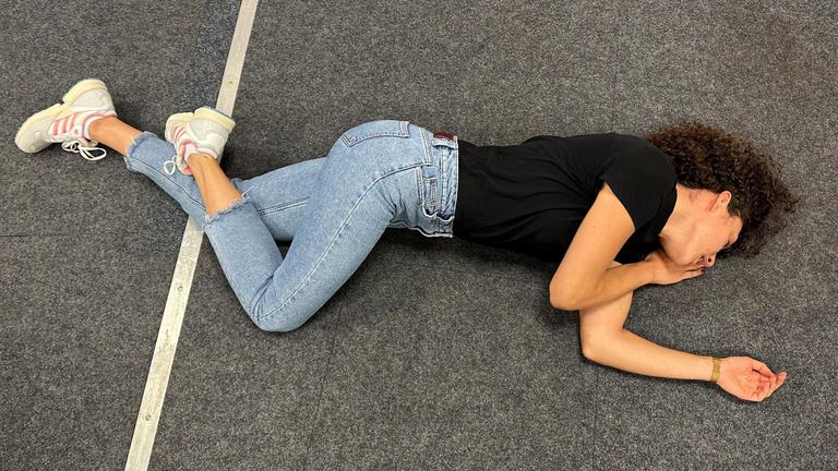 Frau liegt in stabiler Seitenlage