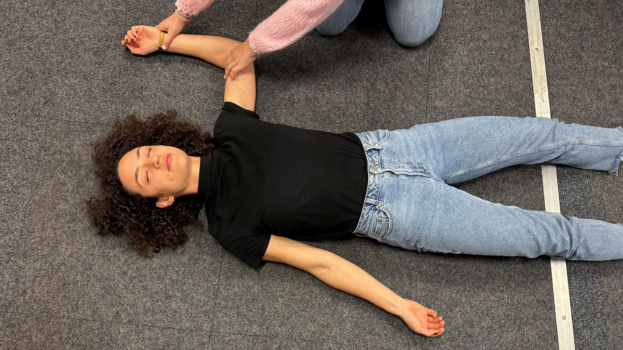 Arm der verletzen Person wird angewinkelt