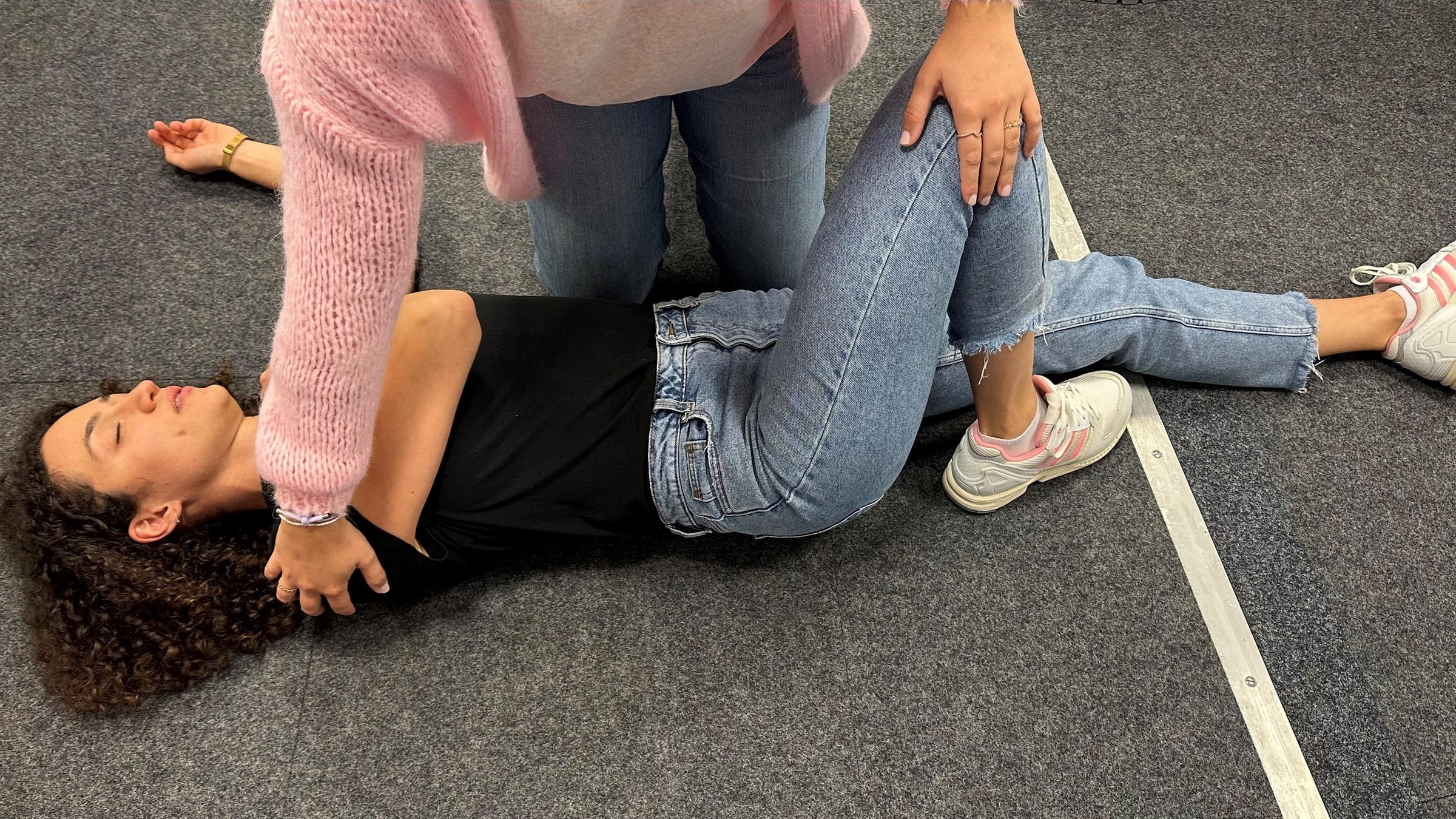 Oberschenkel der Verletzten wird hochgezogen