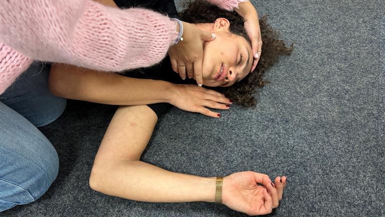 Kopf der verletzten Person wird überstreckt und der Mund leicht geöffnet