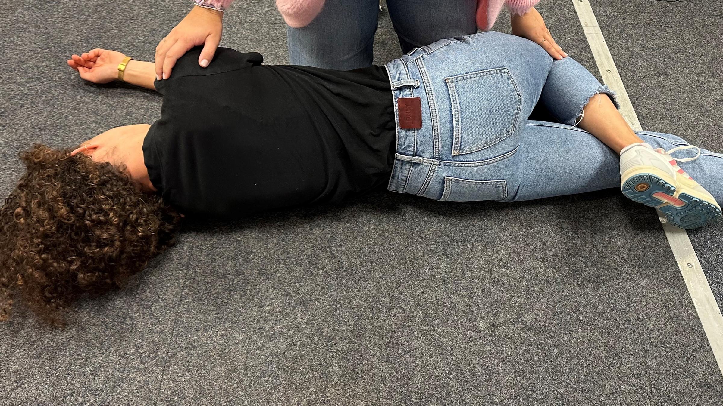 Die verletzte Person auf die Seite drehen