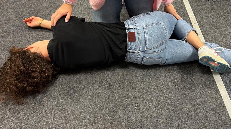 Die verletzte Person auf die Seite drehen