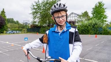 Junge mit einem Fahrrad 