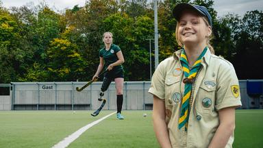 Collage: Annika steht rechts im Bild, trägt eine Pfadfinderuniform und lächelt in die Kamera. Mittig im Hintergrund ist sie auf einem Sportplatz zu sehen, wo sie sich mit Beinprothese und Schläger zum Schlag bereit macht.