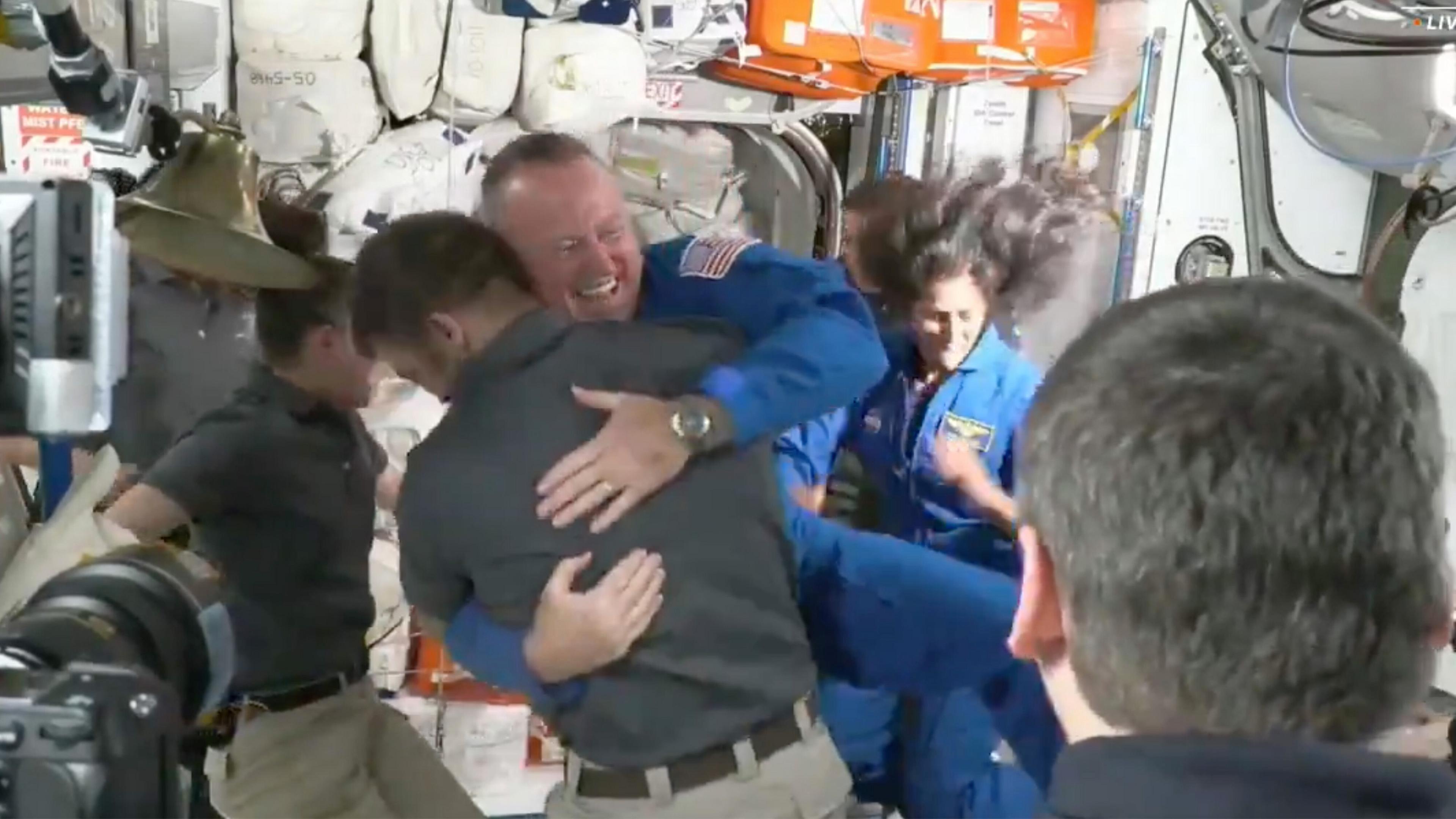 Crew kommt an ISS an