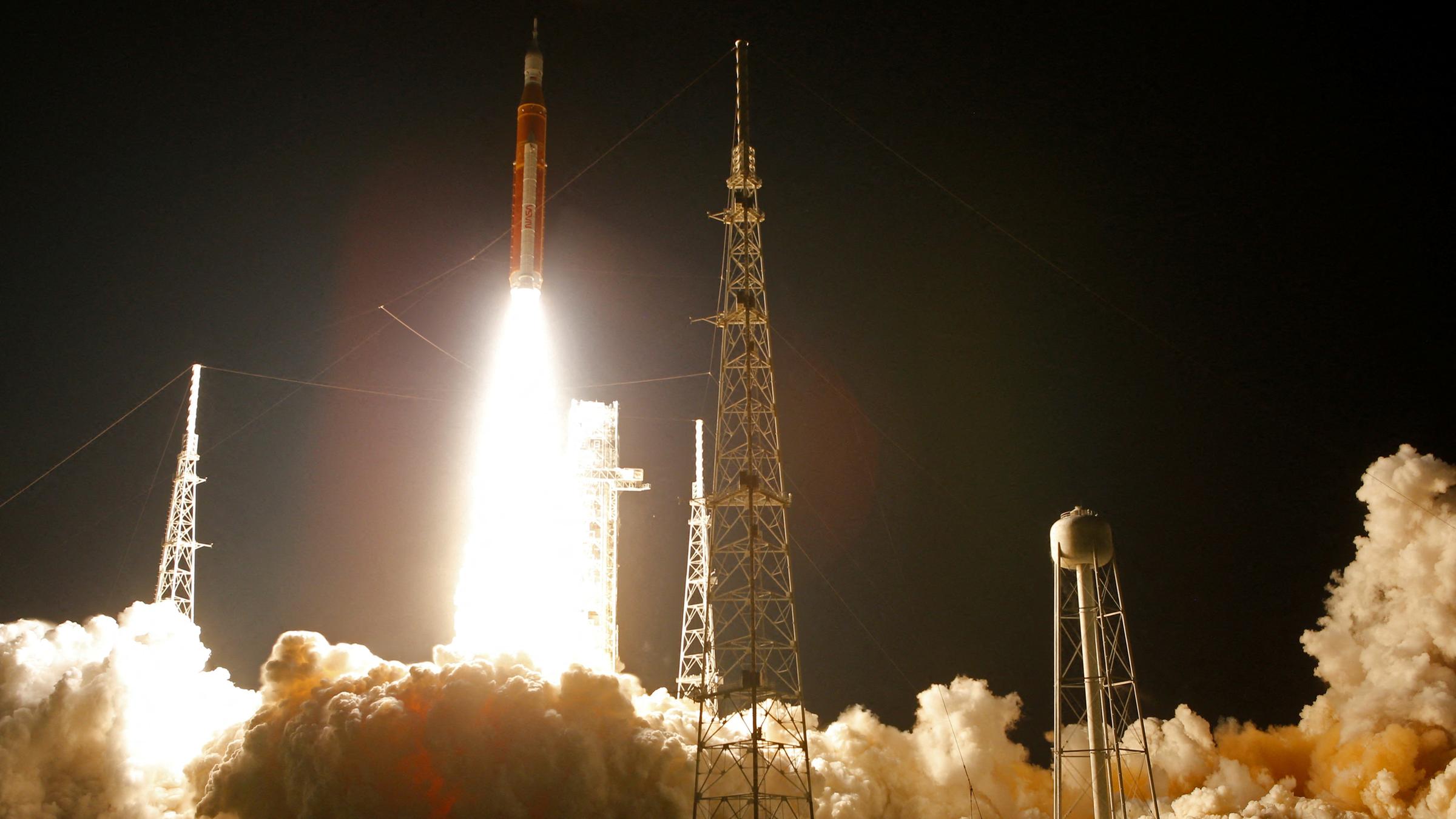 Start einer Rakete in der Dunkelheit.