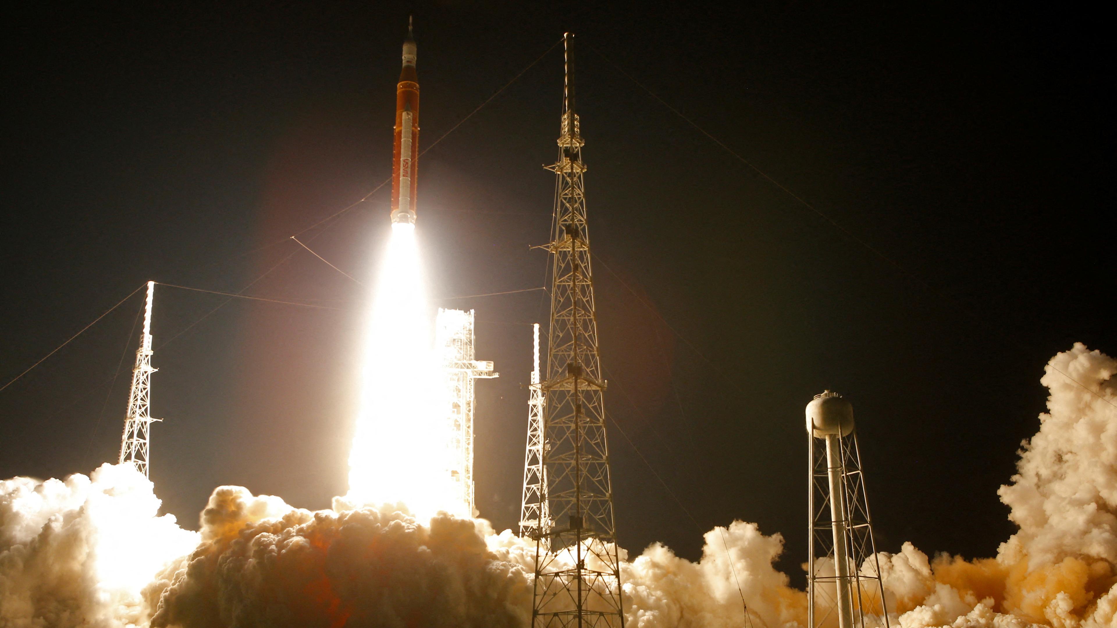 Start einer Rakete in der Dunkelheit.