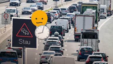 Autos stehen im Stau